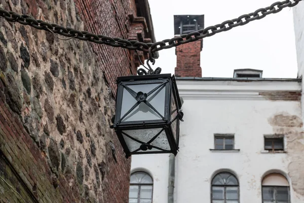 VYBORG, RUSSIA - 31 Ekim 2021: Vyborg Kalesi 'nde eski tarz lamba. Metal bir zincirde asılı duran klasik lamba.