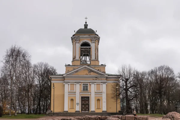 VYBORG, RUSSIA - 31 Ekim 2021: Aziz Peter ve Paul Kilisesi. Rusya 'nın Vyborg şehrinde Finlandiya sınırına yakın bulutlu bir sonbahar günü