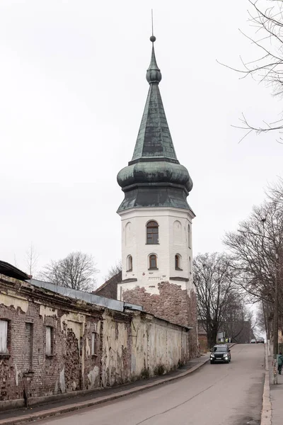 VYBORG, RUSSIA - 31 Ekim 2021: Belediye Binası Kulesi XV yüzyılda inşa edildi. Rusya 'nın Vyborg şehrinde Finlandiya sınırına yakın bulutlu bir sonbahar günü