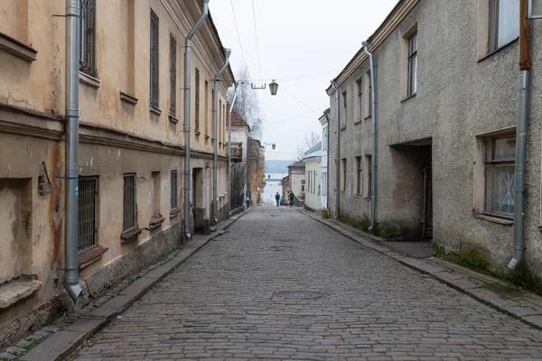 VYBORG, RUSSIA - 31 Ekim 2021: Vyborg 'un eski sokakları. Gürültülü sonbahar günü.