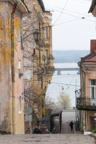 VYBORG, RUSSIA - OCTOBER 31, 2021: Tourists walk along the old hills of Vyborg. loudy autumn day. — Stock Photo, Image