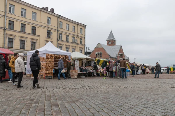 VYBORG, RUSSIA - 31 Ekim 2021 Vyborg 'daki pazar meydanı. Turistler Vyborg 'un eski ortaçağ caddelerinde yürürler. Gürültülü sonbahar günü.