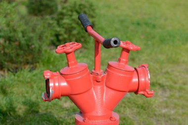 Kırmızı yangın musluğu