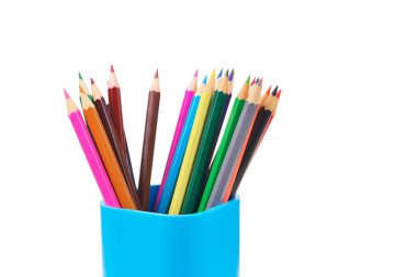 Beyaz arkaplanda izole edilmiş renkli kalemler