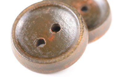 Beyaz arka plan üzerinde izole kahverengi eski düğmeleri