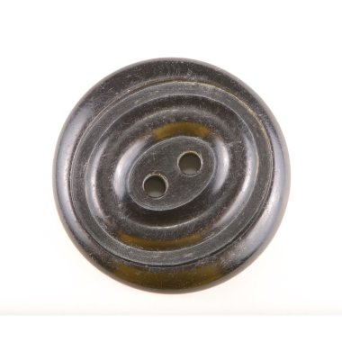 Beyaz arkaplanda izole edilmiş eski siyah düğme