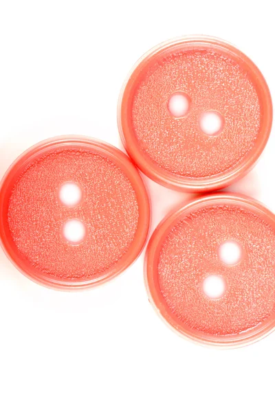 Velhos botões vermelhos isolados no fundo branco — Fotografia de Stock