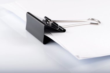 kağıt için siyah büro klibi