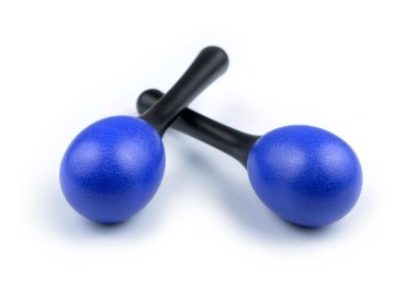 Beyaz arka plan üzerinde izole mavi marakas