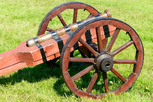 Canhão antigo sobre rodas — Fotografia de Stock