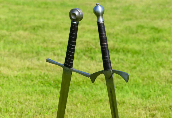 2 つの中世の剣 — ストック写真