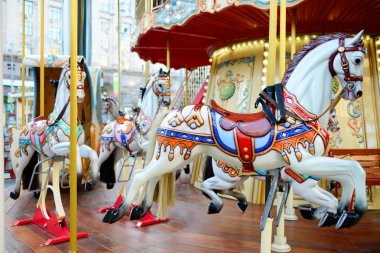 Atların çalışan çocukların atlıkarınca