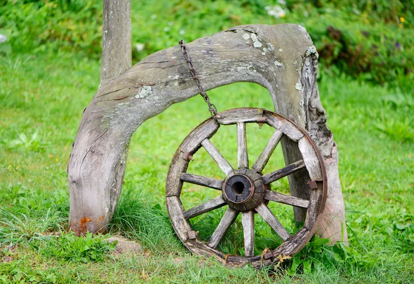 Staré dřevěné kolo — Stock fotografie