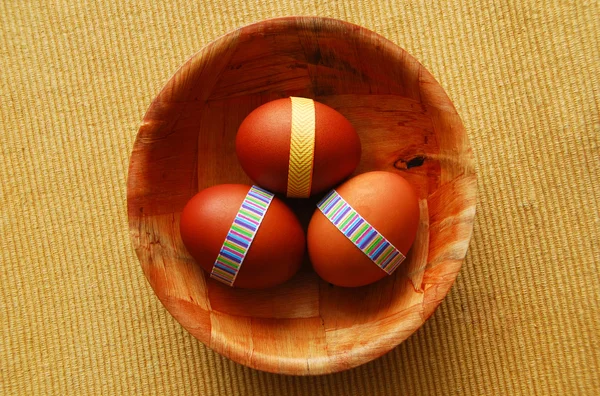 Uova di Pasqua in una ciotola — Foto Stock