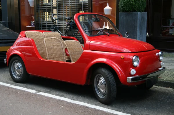 Clássico pequeno carro italiano vermelho — Fotografia de Stock