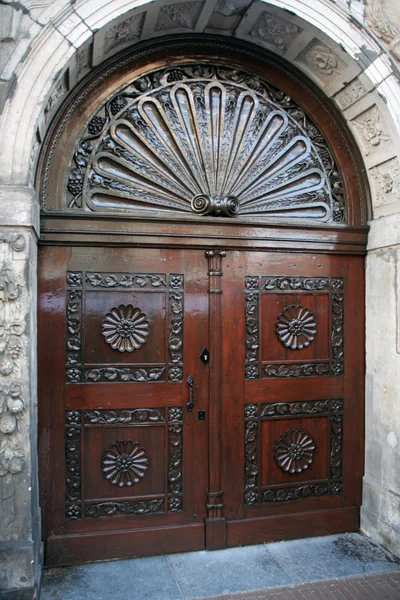 Старая церковная дверь — стоковое фото