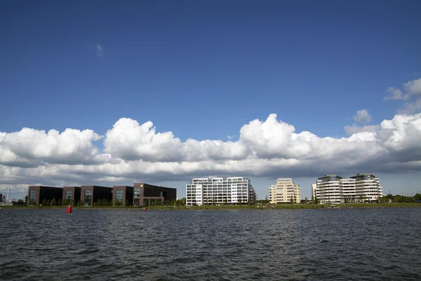 美しい空に近代的な建物 — ストック写真