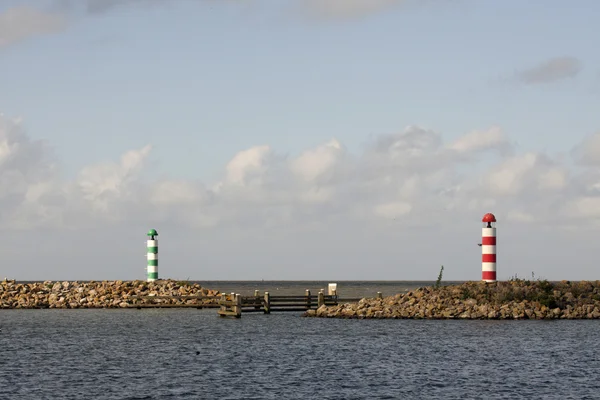 Twee lichten aan de haven port — Stockfoto