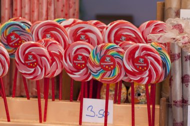 üst üste renkli lolipop