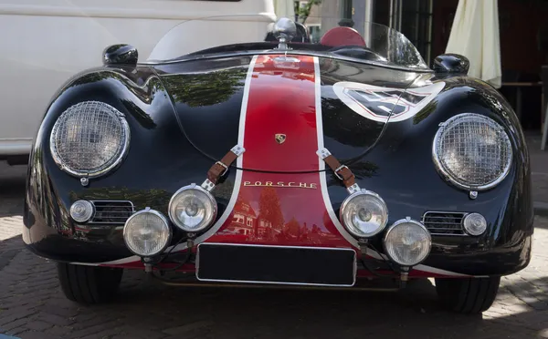 Frente a un coche de carreras —  Fotos de Stock