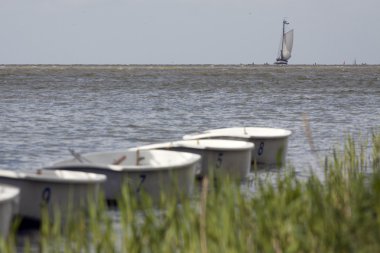 üst üste küçük yelkenli tekneler