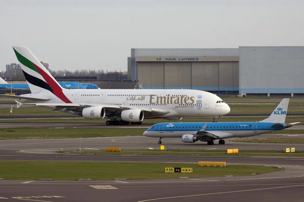 Емірати авіаліній Airbus A380 залишивши аеропорту Схіпхол — стокове фото