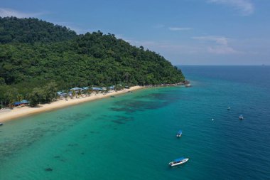 Tioman tropikal ada drone fotoğrafı güzel mavi deniz ve gökyüzü. Güney Çin denizi. Güneydoğu Asya