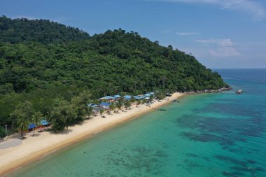 Tioman tropikal ada drone fotoğrafı güzel mavi deniz ve gökyüzü. Güney Çin denizi. Güneydoğu Asya