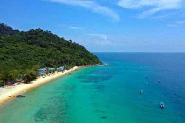 Tioman tropikal ada drone fotoğrafı güzel mavi deniz ve gökyüzü. Güney Çin denizi. Güneydoğu Asya