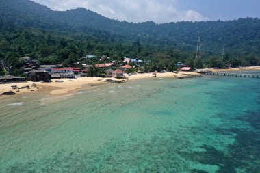 Tioman tropikal ada drone fotoğrafı güzel mavi deniz ve gökyüzü. Güney Çin denizi. Güneydoğu Asya