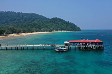 Tioman tropikal ada drone fotoğrafı güzel mavi deniz ve gökyüzü. Güney Çin denizi. Güneydoğu Asya