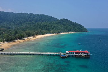 Tioman tropikal ada drone fotoğrafı güzel mavi deniz ve gökyüzü. Güney Çin denizi. Güneydoğu Asya