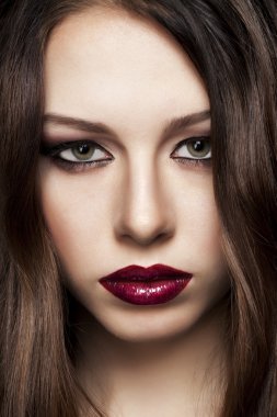 Bordo dudaklı kadın
