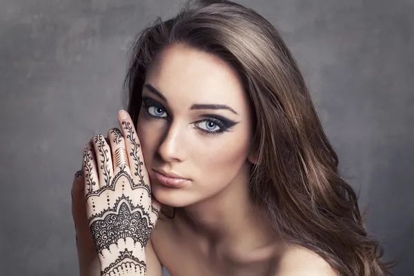 Girl with hands painted Mehandi — Stock Photo, Image
