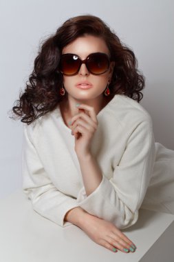 güzel genç esmer kıvırcık saçlı bir ceket