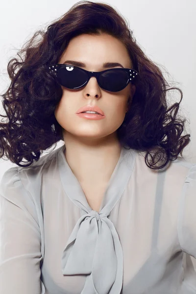 Krásná mladá brunetka s kudrnatými vlasy v sluneční brýle — Stock fotografie