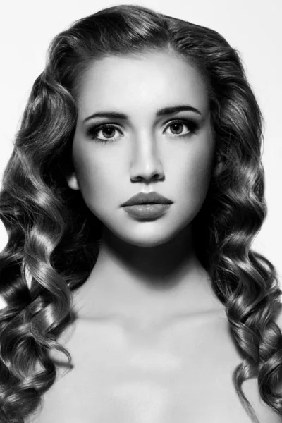 Black and white photo of young beautiful woman with magnificent — Stock Photo, Image