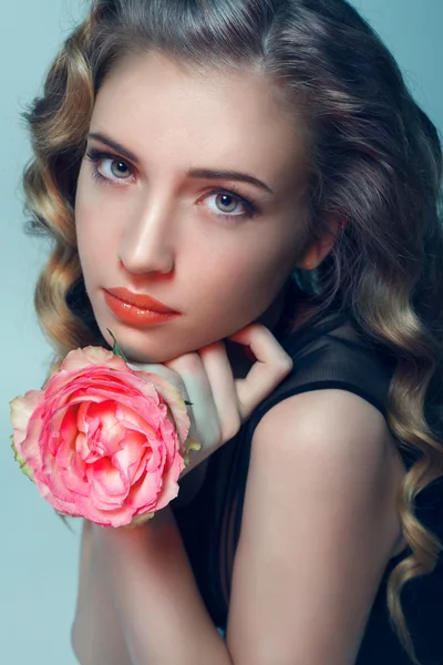Portré egy lány, egy virág, kezében — Stock Fotó