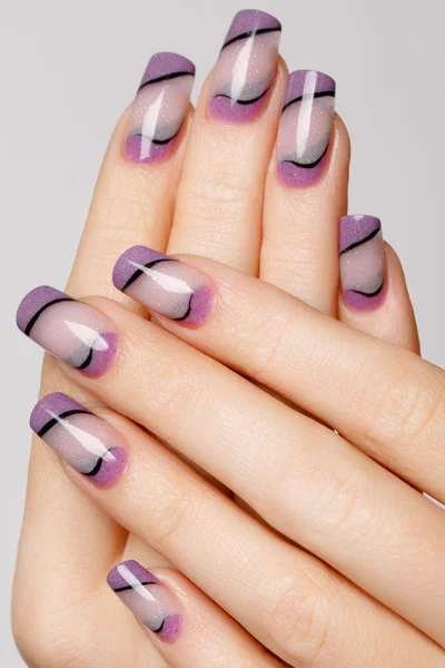 Belle mani con manicure delicata su sfondo bianco — Foto Stock