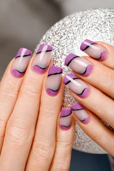 Mani femminili con bella manicure con toni gentili . — Foto Stock
