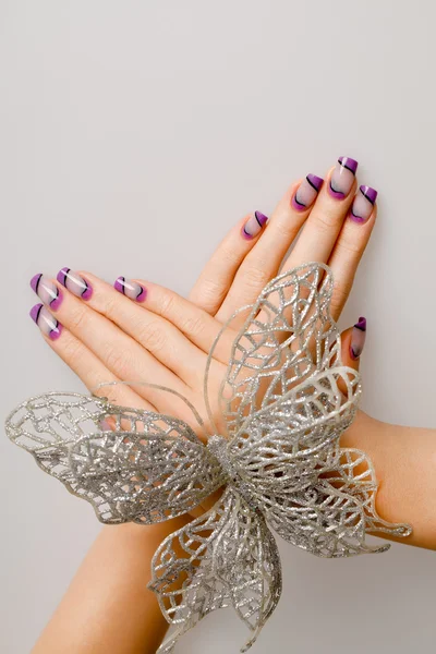 Kvinnliga händer med vackra manikyr i milda toner. — Stockfoto