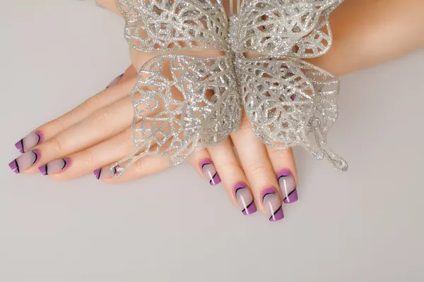 Manos femeninas con hermosa manicura en tonos suaves . — Foto de Stock