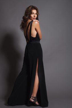 Zarif bir gece elbisesi içinde güzel bir bayanın moda fotoğrafı.