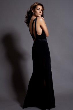 Zarif bir gece elbisesi içinde güzel bir bayanın moda fotoğrafı.