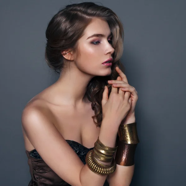 Chica modelo de belleza con cabello ondulado largo y saludable y maquillaje perfecto — Foto de Stock
