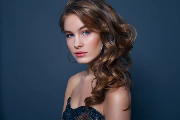 Chica modelo de belleza con cabello ondulado largo y saludable y maquillaje perfecto — Foto de Stock