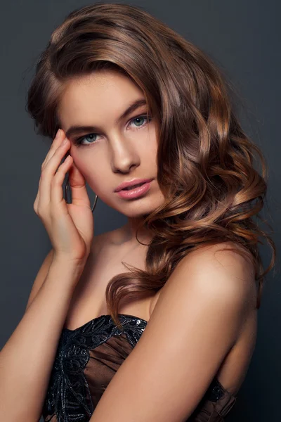 Schoonheid model meisje met lange gezonde golvend haar en perfecte make-up — Stockfoto