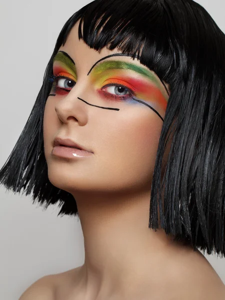 Retrato de una hermosa joven con maquillaje colorido — Foto de Stock