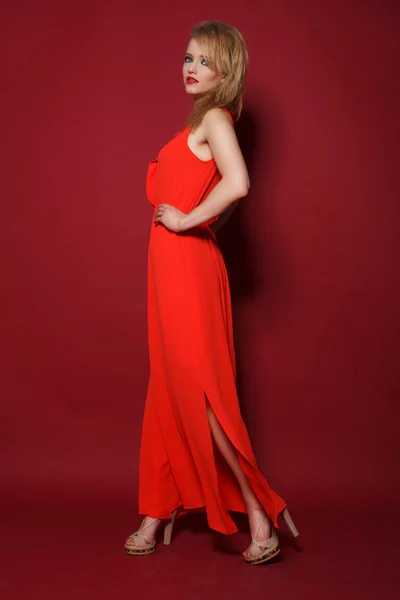 Menina bonita na moda em um vestido vermelho. Cabelo loiro e vermelho l — Fotografia de Stock