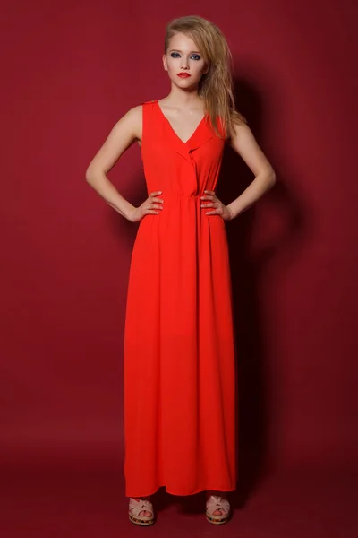 Menina bonita na moda em um vestido vermelho. Cabelo loiro e vermelho l — Fotografia de Stock